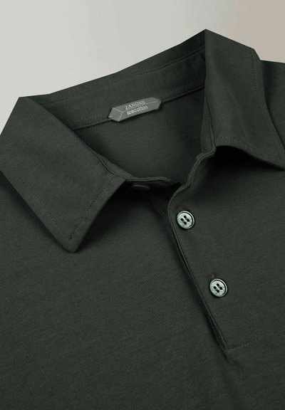 Polo de color verde oscuro hecho de algodón, con un cuello clásico, tapeta de tres botones y una etiqueta que dice "ZANONE icecotton."
