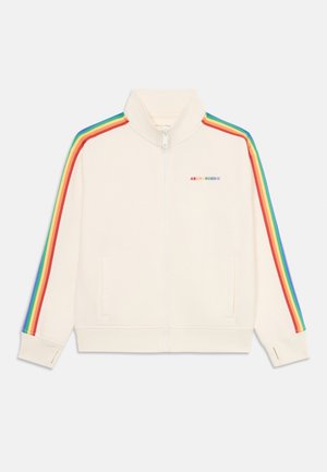 Kremasti zip-up s visokom kragnom, šarene duge pruge duž rukava, logo "ABERCROMBIE" u više boja, meka tekstura tkanine.
