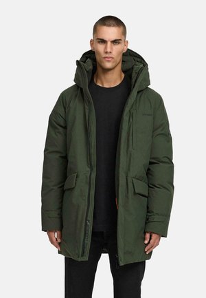 Olijfgroen parka-jack met een capuchon, voorzien van een rits aan de voorkant, twee grote voorzakken en een zwarte voering, tegen een neutrale achtergrond.