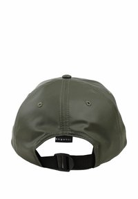 Gorra de color verde oliva hecha de material brillante, con un diseño de costura cosida, correa ajustable negra en la parte posterior y una pequeña etiqueta de marca.