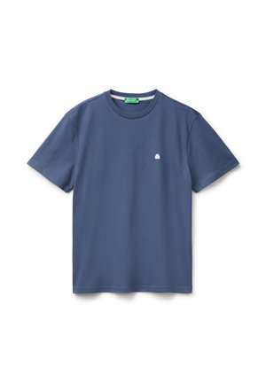 T-shirt blu a maniche corte con collo rotondo, dotato di un piccolo logo bianco ricamato sul lato sinistro del petto e di un'etichetta verde del marchio all'interno del colletto.