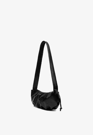 Pequeño bolso negro de cuero con detalles fruncidos y una correa larga, mostrado sobre un fondo blanco.