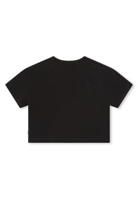 Svart kortärmad t-shirt i mjuk bomull, med korta ärmar, rund halsringning och sömlös fåll. Inga synliga logotyper eller mönster.