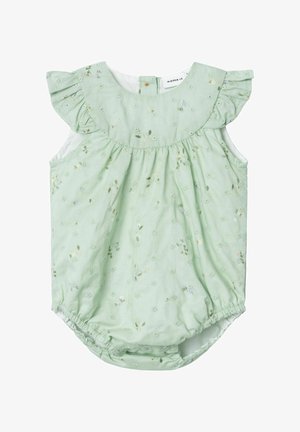 Indumento in cotone verde chiaro con maniche a volant, ricami floreali e fondo elasticizzato. Presenta una chiusura con bottoni sul retro e una texture morbida.