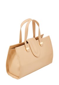 Beige leren handtas met een gestructureerde vorm, korte handvatten, een omgeslagen klep en accenten van goudkleurig beslag.