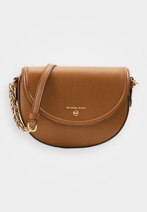 Bolso cruzado de cuero marrón con forma curva, acentos en oro y una correa de cadena trenzada. Presenta el logo de Michael Kors en la parte delantera.