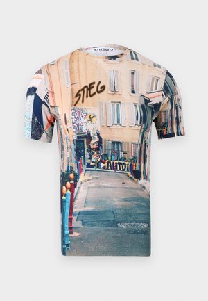Πολύχρωμο γραφικό T-shirt που απεικονίζει μια σκηνή του δρόμου με κτίρια, γκράφιτι και ζωντανές λεπτομέρειες. Κοντά μανίκια, στρογγυλή λαιμόκοψη, μείγμα πολυεστέρα.