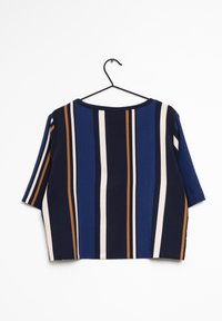 Top corto de corte holgado con cuello redondo. Presenta rayas verticales en marino, azul, beige y marrón. Mangas cortas, tela suave.