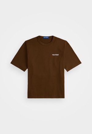 Bruine T-shirt met korte mouwen met op de linkerkant van de borst een witte "Polo Sport Ralph Lauren" logo en een blauw label aan de binnenkant van de kraag.