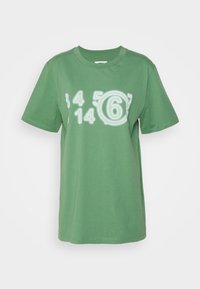 Groene katoen t-shirt met korte mouwen, met een vervaagd grafisch ontwerp van de cijfers 3, 4, 5, 6, 1, 4, en een cirkelaccent in het midden.