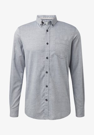 Camisa de manga larga color gris claro con botones, cuello abotonado y un solo bolsillo en el pecho, mostrada sobre un fondo blanco liso.