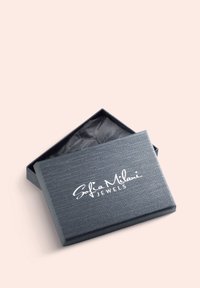Scatola per gioielli grigia con texture, con il coperchio parzialmente aperto, caratterizzata dal logo bianco "Sofia Milani Jewels" sulla parte superiore, foderata con carta velina nera.