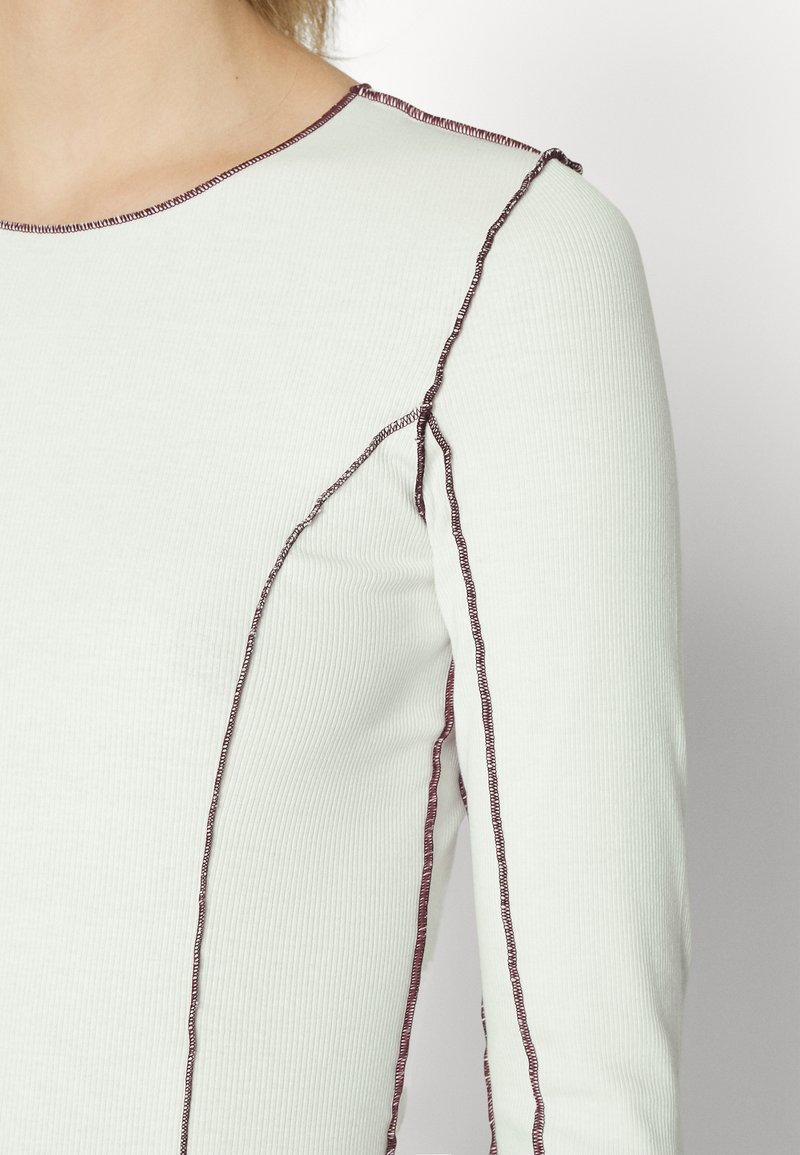 Damen T-Shirts | Weekday Langarmshirt off white/weiß - MZ14974 Damen T-Shirts | Weekday Langarmshirt off white/weiß - MZ14974