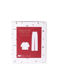 Witte doos met een rood paneel waarin een T-shirt met korte mouwen en lange broek met een bloemenprint zijn weergegeven. Gemaakt van biologisch katoen.