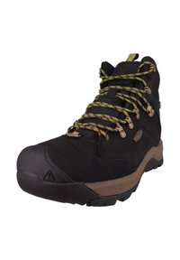 Schwarzer Wanderstiefel mit einer strukturierten Oberseite, gelb-schwarzen Schnürsenkeln, einer Gummikappe an der Zehe und einer braunen Sohle mit Profil für besseren Halt.