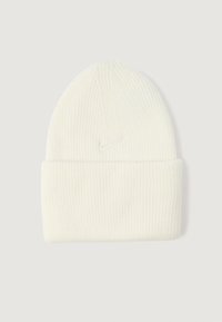 Valkoinen neulepipo, jossa on kääntävä reunus. Pipossa on ribbikuvio ja edessä pieni, brodeerattu Nike-logo.