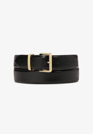 Ceinture en cuir noir avec une boucle en or poli, texture lisse, trous parfaitement perforés pour l'ajustement et un design classique.