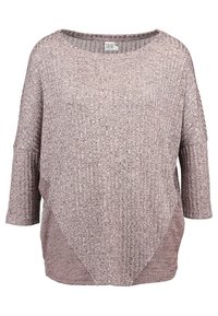 Ljusrosa oversized stickad tröja med ett texturerat mönster, bateau-krage, trekvartslånga ärmar och rundad fåll.