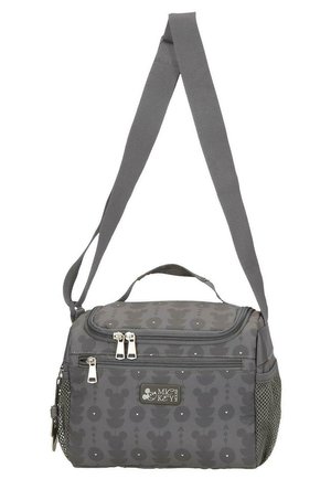 Bolso gris de hombro con correa ajustable, compartimentos con cremallera en la parte frontal y superior, bolsillos laterales de malla y sutil estampado de siluetas de Mickey Mouse.