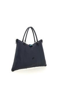 Borsa a tracolla blu navy realizzata in materiale sintetico liscio. Presenta due manici, finiture in argento e bottoni accentuati in blu. Dettagli cuciti visibili.