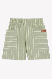 Stripete lysegrønne shorts med elastisk midjebånd, to lommeplasseringer og en rektangulær logolapp på høyre lomme. Strukturelt stoff.