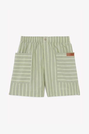 Shorts rayés vert clair avec taille élastique, deux poches plaquées et une étiquette logo rectangulaire sur la poche droite. Tissu texturé.
