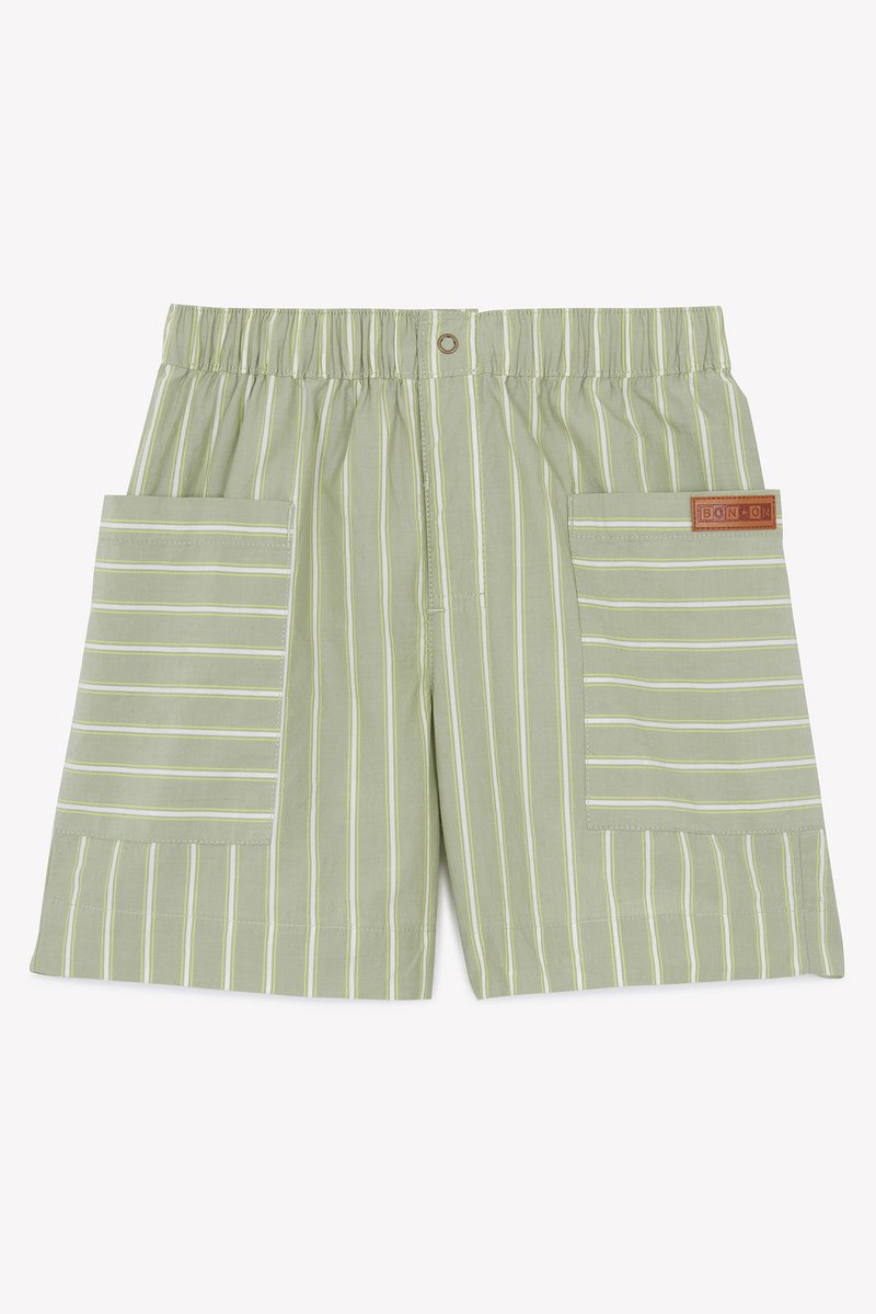Stripete lysegrønne shorts med elastisk midjebånd, to lommeplasseringer og en rektangulær logolapp på høyre lomme. Strukturelt stoff.