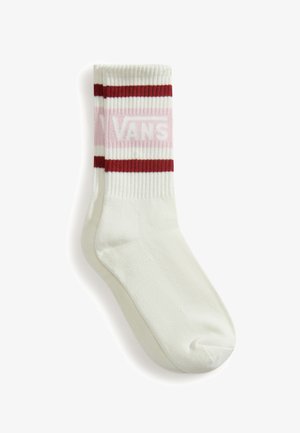 Para białych skarpetek typu crew z czerwonymi paskami i logo Vans na prążkowanym mankiecie, ułożona płasko na białym tle.