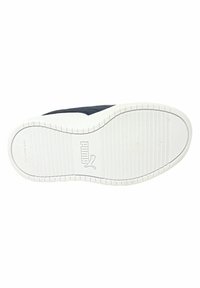 Suela de goma blanca con un patrón texturizado, que presenta un destacado logo de Puma. El zapato tiene un upper azul oscuro, diseñado para la durabilidad y la comodidad.
