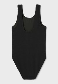 Maillot de bain une pièce noir à rayures avec larges bretelles, dos plongeant et tissu texturé. Conçu pour une silhouette ajustée et un confort optimal.