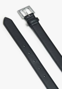 Zwarte lederen riem met een vierkante metalen gesp. Heeft een gladde textuur, een taps toelopende uiteinde en verschillende verstelgaatjes langs de riem.