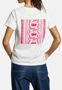 Camiseta blanca con un gran diseño colorido de cerezas sobre un fondo rosa, con el texto "Pepe Jeans". Tiene mangas cortas y un corte relajado.