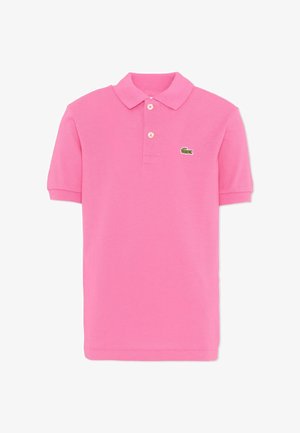 Roze polo met korte mouwen, twee knopen en een klein groen geborduurd krokodillenlogo op de linkerborst.