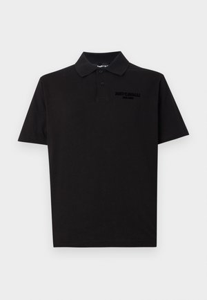 Polo noir en coton avec col, manches courtes, et logo brodé "JUST CAVALLI" sur la poitrine gauche. Design simple.