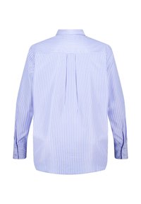 Chemise boutonnée à rayures bleues et blanches, avec manches longues, col montant et une pliure au dos pour plus de liberté de mouvement. Texture de tissu lisse.