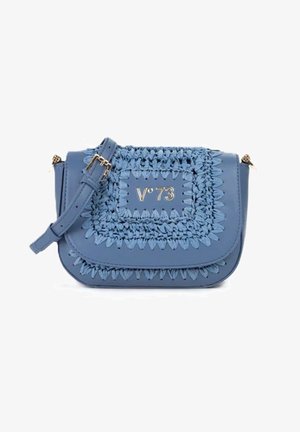 Borsa a tracolla in pelle blu con dettagli intrecciati, tracolla regolabile, fibbia dorata e logo "V°73" in rilievo sulla patta frontale.