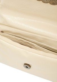 Borsa a tracolla sintetica color crema, con texture e finitura liscia, dotata di una tasca interna e chiusura a scatto metallico.