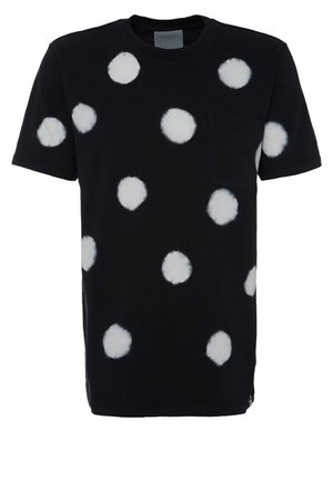 Czarny t-shirt z krótkim rękawem z nieregularnymi białymi groszkami i małą kieszonką na piersi po lewej stronie.