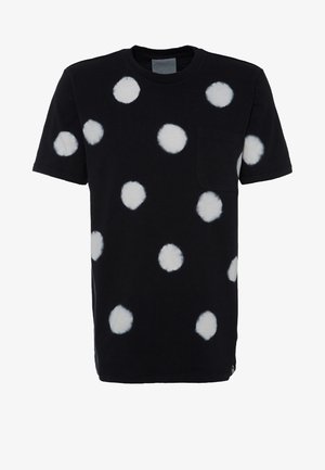 Schwarzes T-Shirt mit kurzen Ärmeln, unregelmäßigen weißen Punkten und einer kleinen Brusttasche auf der linken Seite.
