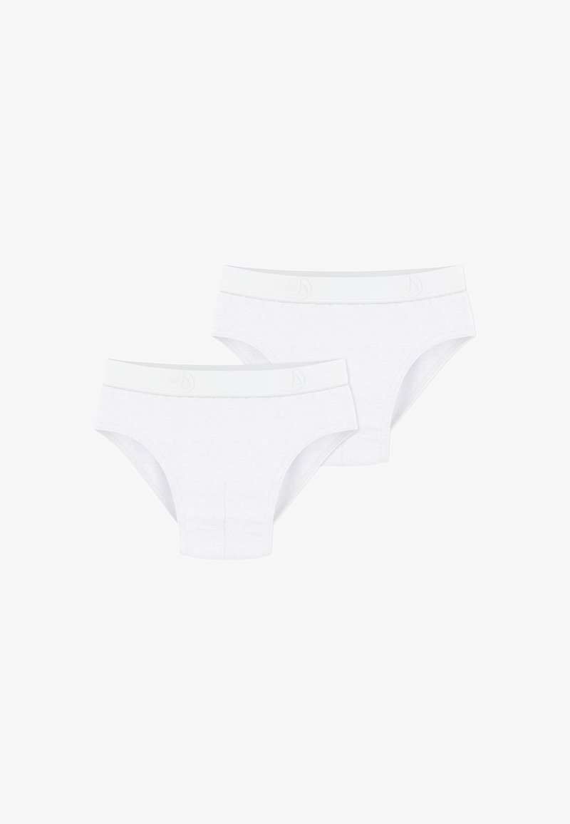 Mutande bianche in cotone con una morbida vita elastica decorata da un logo discreto, progettate in una forma classica. Due pezzi esposti.