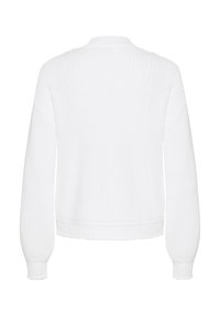 Witte gebreide trui met een geribbelde structuur, lange mouwen en een ronde halslijn, met een cropped pasvorm en een gegolfde zoom bij de manchetten.