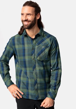 Camisa de franela a cuadros verde y azul con diseño de botones, bolsillo en el pecho y sutil logotipo de la marca en la parte superior izquierda.