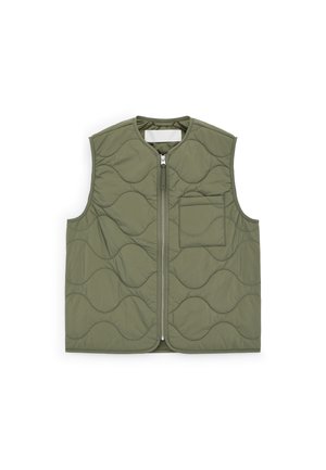 Veste sans manches matelassée vert olive avec fermeture éclair frontale et poche poitrine unique, ornée de piqûres en motif ondulé.