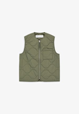 Oliemgroene doorgestikte mouwloze bodywarmer met ritssluiting aan de voorkant en een enkele borstzak, voorzien van wave-patroon stiksel.