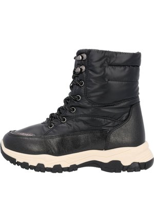 Zwarte enkelboot met een gevoerde schacht, leren accenten met textuur, vetersluiting en een chunky rubberen zool met een patroon.