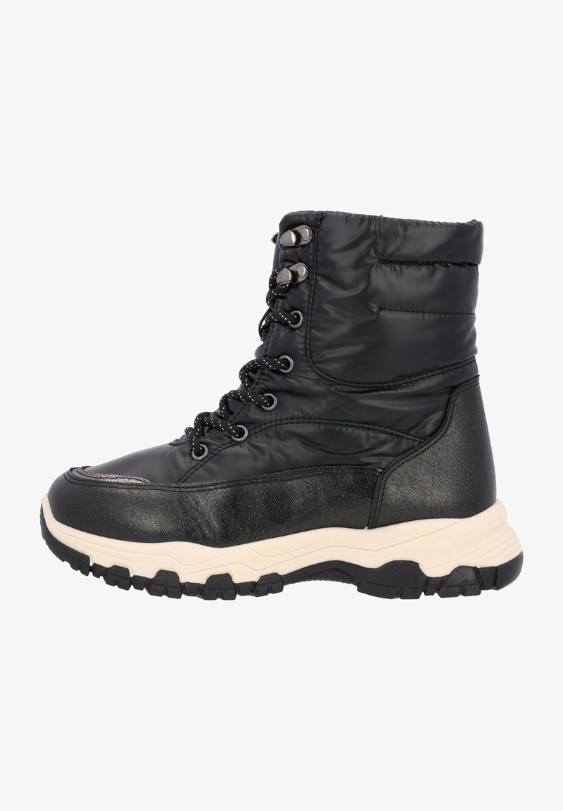 Botín negro hasta el tobillo con parte superior acolchada, detalles de cuero texturizado, diseño de cordones y suela de goma gruesa con un patrón en la suela.