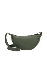 Borsa a tracolla a forma di mezzaluna verde oliva con fascia in tessuto regolabile e chiusura con zip su sfondo bianco.