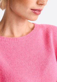 Rich & Royal MIT RUNDHALSAUSSCHNITT - Strickpullover - french pink