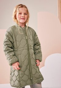 Olive zelená prešívaná páperová bunda s predným zipsom, okrúhlym výstrihom, veľkými vreckami a dlhými rukávmi, so vzorom v tvare diamantu.