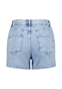 Shorts en denim bleu clair. Design à cinq poches avec une taille haute et un ourlet effiloché. Présente des coutures visibles et une finition douce et texturée.